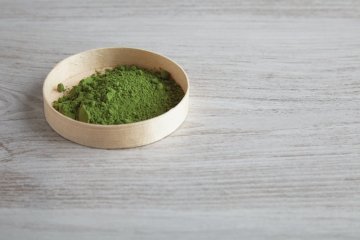 kleine Schale mit Pulver