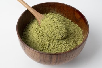 Holzschälchen mit Kratom